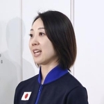 　新体操の世界選手権から帰国し、成田空港で取材に応じる日本体操協会の村田由香里強化本部長＝８月