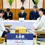 　シンガポールで行われた将棋の第７３期王座戦５番勝負第１局で先勝した藤井聡太王座（右）と挑戦者の伊藤匠叡王＝４日（日本将棋連盟提供）