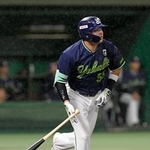 　４回ヤクルト１死、村上が右越えに満塁本塁打を放つ＝岐阜