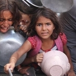 　４日、パレスチナ自治区ガザの難民キャンプで食料配給を待つ子ども（ゲッティ＝共同）