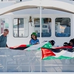 　パレスチナ自治区ガザに向けて出発を待つグレタ・トゥンベリさん（中央）ら＝１日、スペイン・バルセロナ（ロイター＝共同）