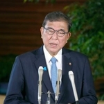 　日米関税合意に関して、記者団の取材に応じる石破首相＝５日午前、首相官邸