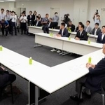 　国会内で開かれた、ガソリン税の暫定税率廃止法案を巡る与野党の実務者協議＝５日午前