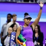 　女子シングルス準決勝で敗れ、歓声に応えながらコートを後にする大坂なおみ＝ニューヨーク（共同）