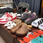 　知的財産権を侵害するとして税関で輸入を差し止められた模倣品＝５日午後、財務省