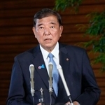 　記者団の取材に応じる石破首相。今秋の経済対策策定を表明した＝５日午後、首相官邸