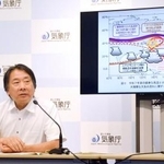 　記者会見する気象庁の異常気象分析検討会会長の中村尚東大名誉教授＝５日午後、気象庁