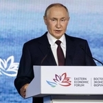 　５日、ロシア・ウラジオストクで開かれた東方経済フォーラムで演説するプーチン大統領（タス＝共同）