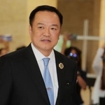 　議会に着く「タイの誇り党」のアヌティン党首＝５日、バンコク（ＡＰ＝共同）