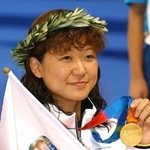 　２００４年９月、アテネ・パラリンピックの競泳女子で大会７個目となる金メダルを手にする成田真由美さん（共同）