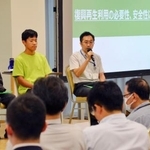 　政府の除染土への取り組みを説明する環境省の中野哲哉参事官（奥右）＝５日午後、東京都内