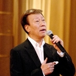 　ステージで熱唱する橋幸夫さん＝２００９年１１月、東京都品川区