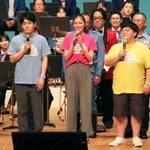 　警視庁の交通イベントに参加したタレントのゆうちゃみさん（中央）ら＝５日午後、東京都板橋区