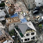 　激しい突風で被害を受けた住宅地＝５日午後４時４分、静岡県牧之原市（共同通信社ヘリから）