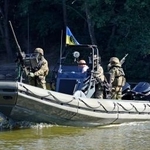 　ウクライナ・キーウ州で報道陣に公開された、国防省情報総局のボート＝４日（共同）