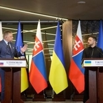 　５日、ウクライナ西部ウジゴロドで共同記者会見するゼレンスキー大統領（右）とスロバキアのフィツォ首相（ウクライナ大統領府提供・ロイター＝共同）