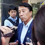 　記者団の取材に応じる自民党の斎藤前経産相＝６日午前、千葉市中央区