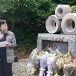 　坂本堤弁護士一家殺害事件の慰霊碑前であいさつする日弁連の渕上玲子会長＝６日午前、新潟県上越市