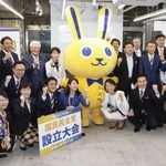 　新「国民民主党」の設立大会で、記念写真に納まる玉木代表（前列左から３人目）ら＝２０２０年９月１５日、東京都内