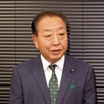 　横浜市で記者団の取材に応じる立憲民主党の野田代表＝６日午後