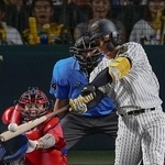 　６回阪神無死一、三塁、森下が左前に適時打を放つ。捕手石原＝甲子園