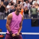 　全米テニスで３年ぶりの優勝を決め、雄たけびを上げるカルロス・アルカラス＝７日、ニューヨーク（ＡＰ＝共同）