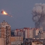 　ロシア軍のミサイル攻撃で煙が上がるウクライナの首都キーウ＝７日（ロイター＝共同）