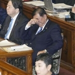 　参院本会議で立憲民主党の辻元清美代表代行（手前）の代表質問を聞く石破茂首相（奥右）＝２０２４年１２月