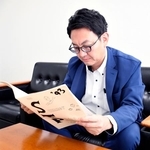 　小林順子さんの課外授業で使ったテキストを読み返す斎藤拓也さん＝８月、新潟市