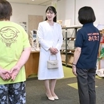 　「やまこし復興交流館おらたる」で関係者と懇談される天皇、皇后両陛下の長女愛子さま＝８日午後、新潟県長岡市（代表撮影）