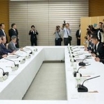 　地方創生を巡り、宮城県の村井知事（右列手前）らとの意見交換に臨む石破首相（左列手前から３人目）＝８日午後、首相官邸