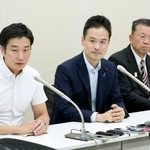 　日本維新の会に離党届を提出し、記者会見する衆院議員の（左から）守島正氏、斉木武志氏、阿部弘樹氏＝８日午後、国会