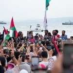 　チュニジア・チュニス近郊の海岸に到着し、記者会見するグレタ・トゥンベリさんら＝７日（ロイター＝共同）