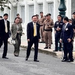 　タイの最高裁判所に到着したタクシン元首相（中央）＝９日、バンコク（共同）