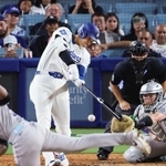 　ロッキーズ戦の７回、二塁打を放つドジャース・大谷＝ロサンゼルス（共同）