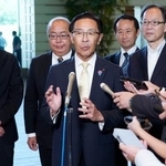 　石破首相との意見交換会後、記者団の取材に応じる京都府の西脇隆俊知事（中央）ら＝９日午後、首相官邸