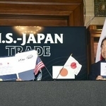 　４日、ワシントンで日米関税合意に関する文書に署名した赤沢経済再生相（右）とラトニック米商務長官。トランプ米大統領は日本から輸入する自動車への関税を引き下げる大統領令に署名した