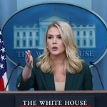 　記者会見するレビット大統領報道官＝３月（ゲッティ＝共同）