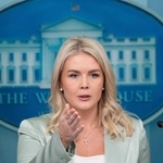 　ホワイトハウスで記者会見するキャロライン・レビット米大統領報道官＝９日、ワシントン（ＡＰ＝共同）