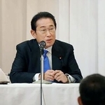 　自民党議員の会合で発言する岸田前首相＝１０日午前、東京都千代田区