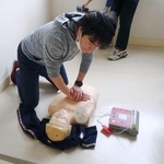 　愛知県豊橋市の市立本郷中で行われた救命講習。マネキンを階段から踊り場まで運び、ＡＥＤを使って心肺蘇生を練習した＝４月（同校提供）