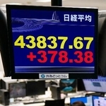 　日経平均株価の終値を示すモニター。約３週間ぶりに終値の最高値を更新した＝１０日午後、東京都港区の外為どっとコム