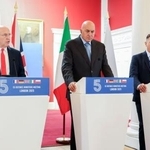 　記者会見するヒーリー英国防相（左）とポーランドの高官（右）ら＝１０日、ロンドン（共同）