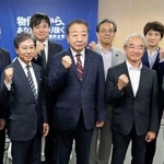 　立憲民主党の両院議員総会を終え、新執行部と写真に納まる野田代表（前列中央）。左隣は安住幹事長＝１１日午後、東京・永田町の党本部