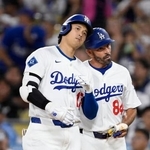 　ロッキーズ戦の２回、右前適時打を放ったドジャース・大谷＝ロサンゼルス（共同）