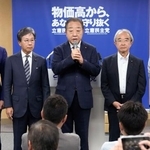 　立憲民主党の両院議員総会で新執行部が発足し、あいさつする野田代表。左は安住幹事長、右は近藤代表代行＝１１日午後、東京・永田町の党本部