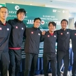 　男子テニスの国別対抗戦デビス杯の記者会見後、撮影に応じる西岡良仁（右から３人目）ら日本代表＝１１日、東京都港区