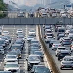 　北京市内を走る車＝１１日（共同）