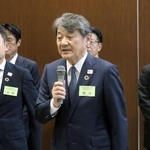 　記者団の取材に応じ、内部資料持ち出し問題について陳謝する日本生命保険の朝日智司社長（中央）＝７月、東京都千代田区