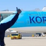 　１０日、韓国・仁川空港で離陸の準備を進める、拘束された韓国人労働者らを帰国させるためのチャーター機（聯合＝共同）